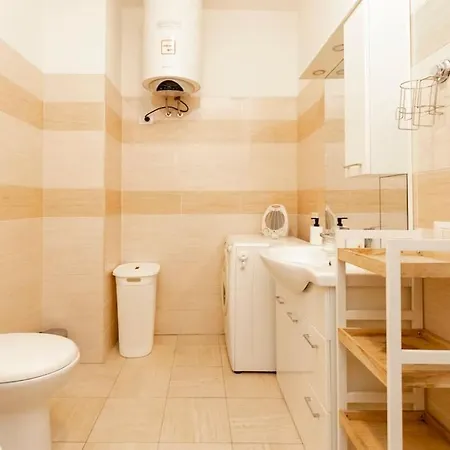 The House With Free Parking Apartment *