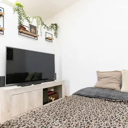 The House With Free Parking Apartment *