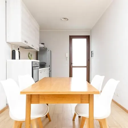 The House With Free Parking Apartment *