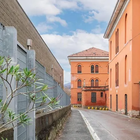 The House With Free Parking Apartment
