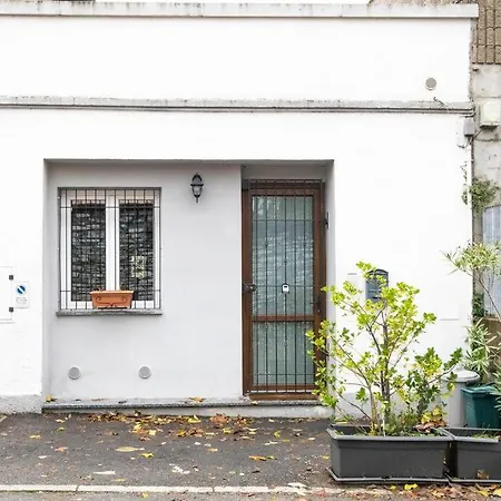 The House With Free Parking Apartment